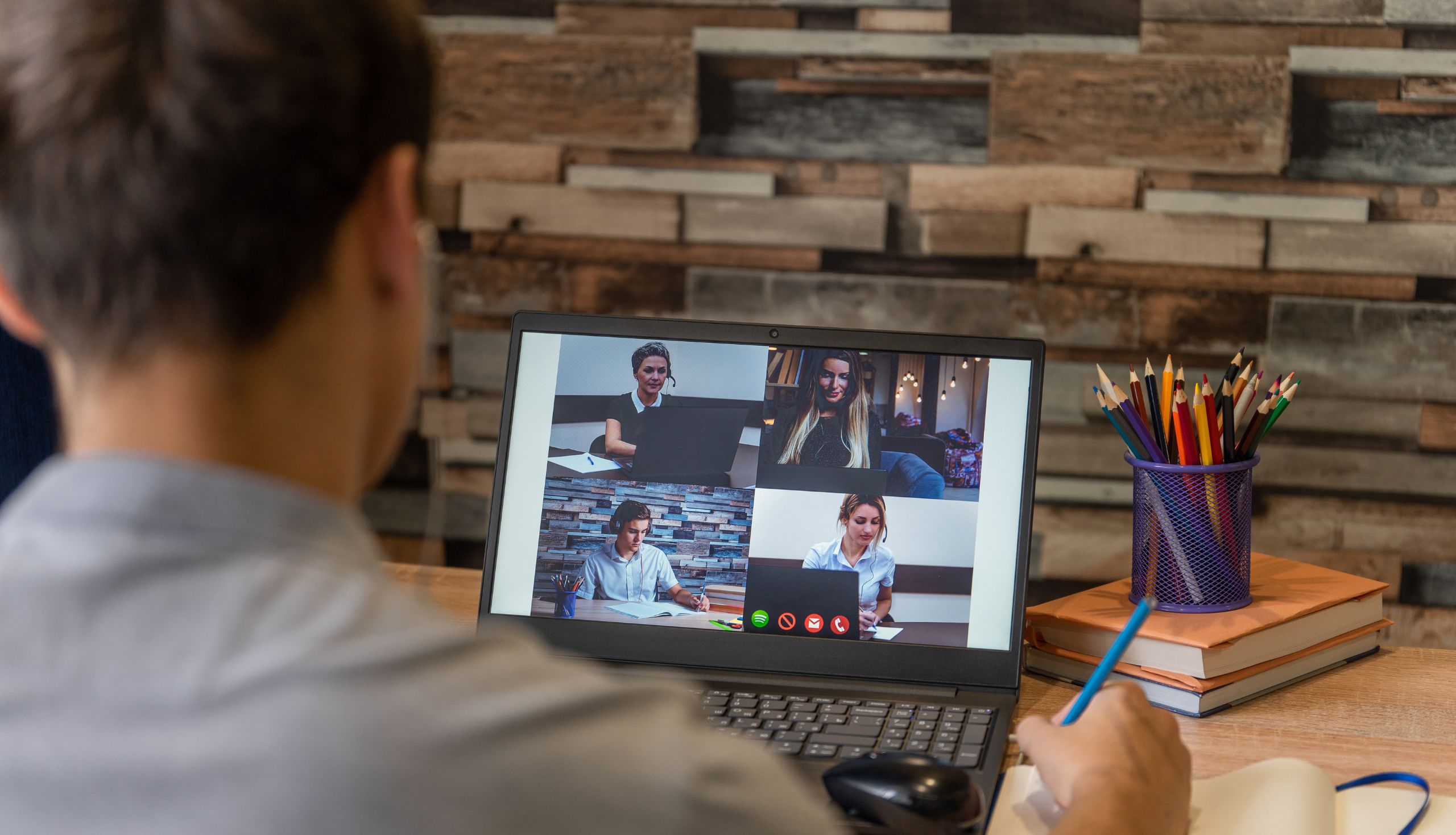 Persona participando en una videoconferencia de capacitación experiencial desde su laptop.